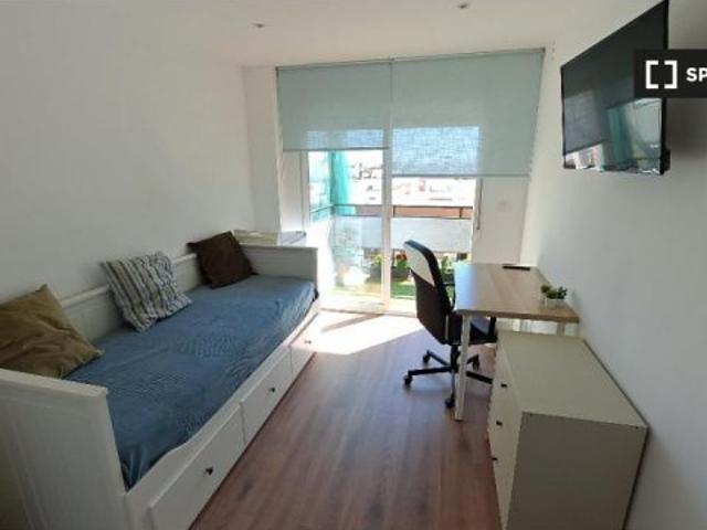 Se alquila habitación en piso compartido de 4 habitaciones en La Creu del Grau, solo chicas
