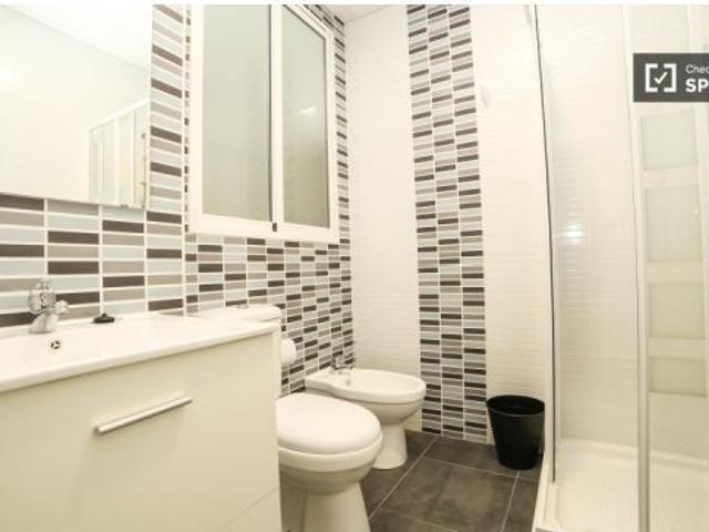 Se alquila habitación en piso compartido de 4 habitaciones en La Gran Vía, solo profesionales