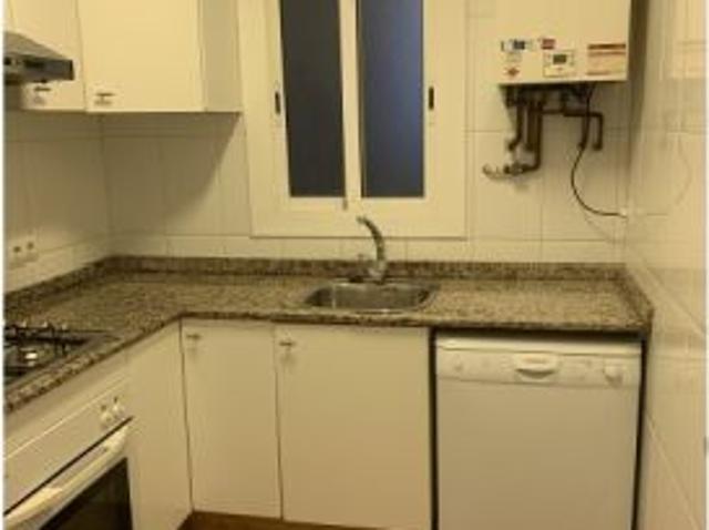 Se alquila habitación en piso compartido de 4 habitaciones en la Sagrada Familia, solo chicas