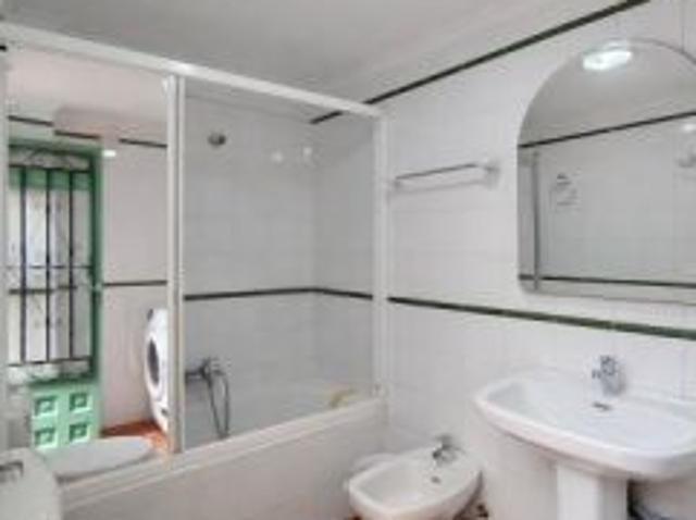 Se alquila habitación en piso compartido de 4 habitaciones en La Trinidad Este, se prefieren profesi