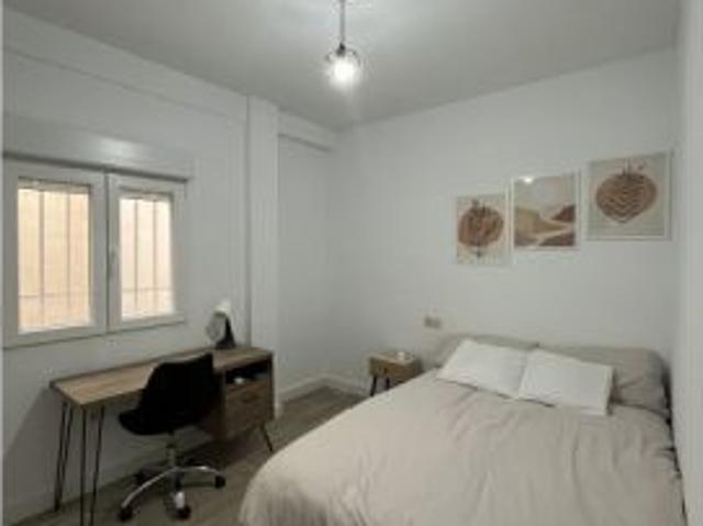Se alquila habitación en piso compartido de 4 habitaciones en La Victoria, gastos incluidos
