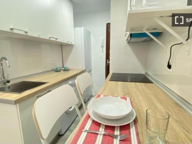 Se alquila habitación en piso compartido de 4 habitaciones en Los Ángeles