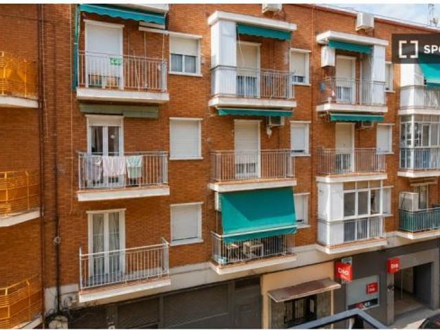Se alquila habitación en piso compartido de 4 habitaciones en Puerta del Ángel
