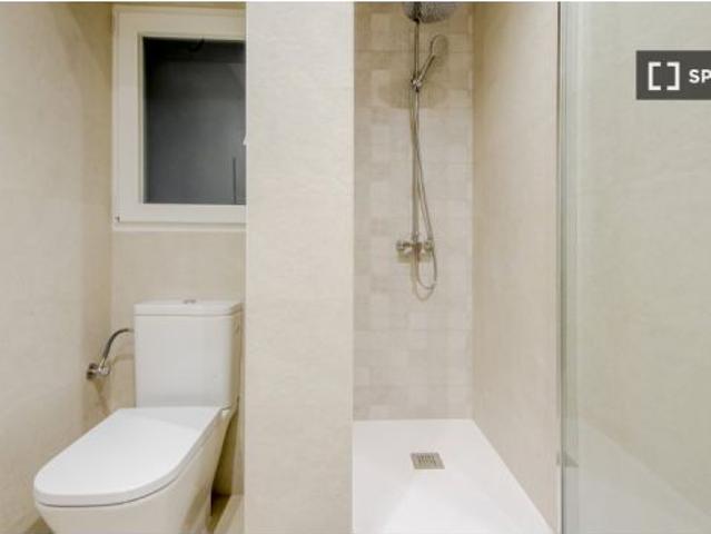 Se alquila habitación en piso compartido de 4 habitaciones en Puerta del Ángel, todos los gastos inc