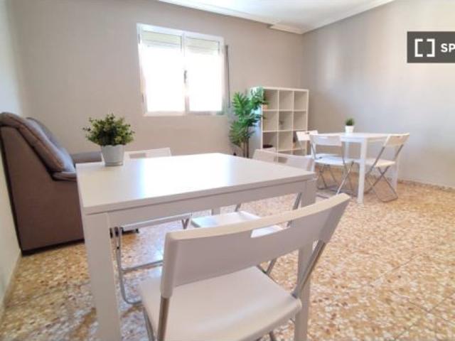 Se alquila habitación en piso compartido de 4 habitaciones en Palomeras Bajas, solo profesionales
