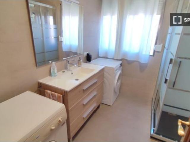 Se alquila habitación en piso compartido de 4 habitaciones en Palomeras Bajas, solo profesionales