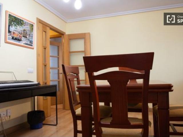 Se alquila habitación en piso compartido de 4 habitaciones en Peñagrande, gastos incluidos, solo chi