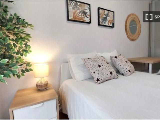 Se alquila habitación en piso compartido de 4 habitaciones en Prosperidad, gastos incluidos