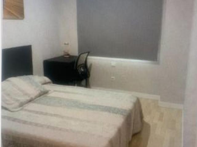Se alquila habitación en piso compartido de 4 habitaciones en Rosas, gastos incluidos