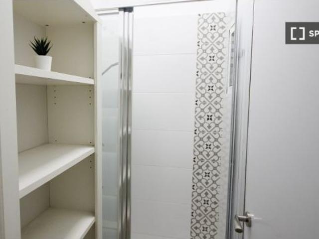 Se alquila habitación en piso compartido de 4 habitaciones en Sant Andreu, todos los gastos incluido