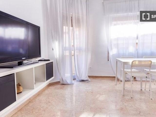 Se alquila habitación en piso compartido de 4 habitaciones en Triana