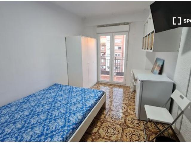 Se alquila habitación en piso compartido de 4 habitaciones en Zaragoza, solo estudiantes