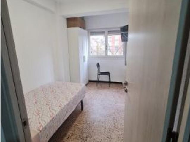 Se alquila habitación en piso compartido de 4 habitaciones en Zaragoza, solo estudiantes