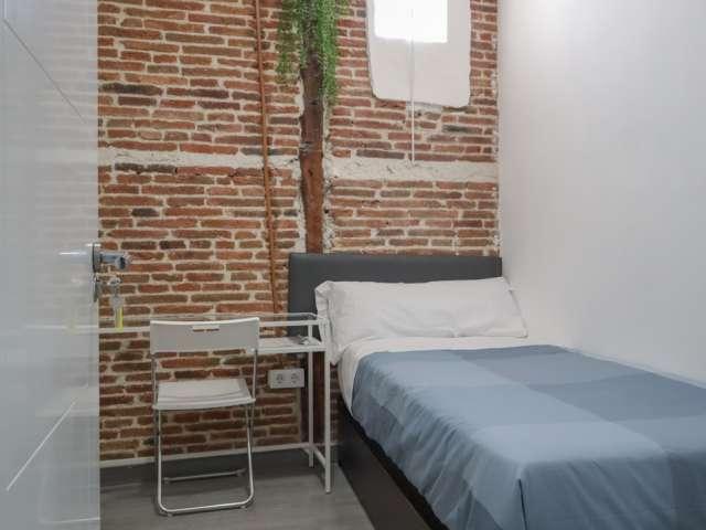 Se alquila habitación en piso compartido de 5 habitaciones, Numancia