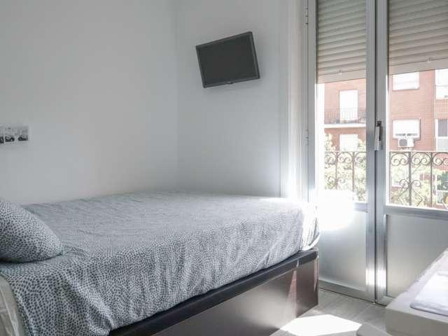 Se alquila habitación en piso compartido de 5 habitaciones, Numancia