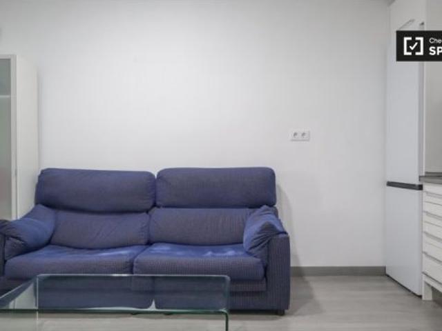 Se alquila habitación en piso compartido de 5 habitaciones en Numancia para profesionales o estudian