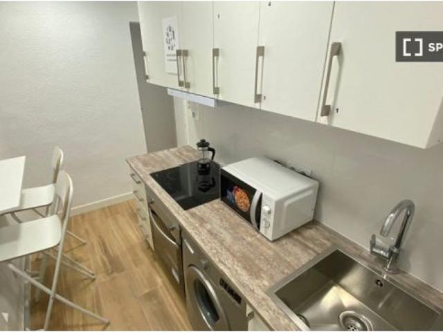 Se alquila habitación en piso compartido de 5 habitaciones en Numancia