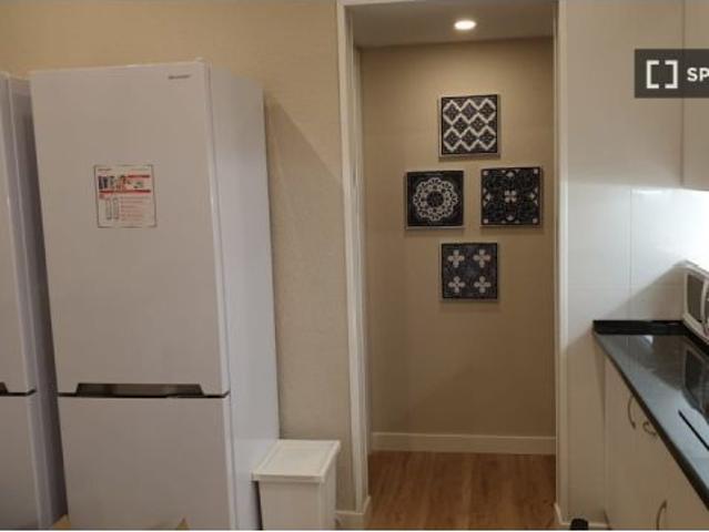 Se alquila habitación en piso compartido de 5 habitaciones en Numancia