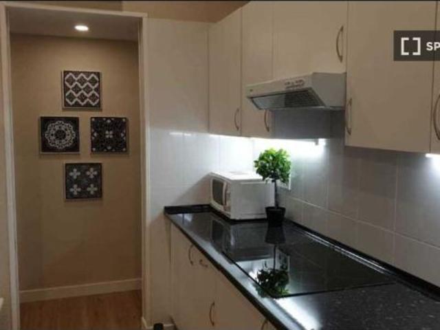 Se alquila habitación en piso compartido de 5 habitaciones en Numancia