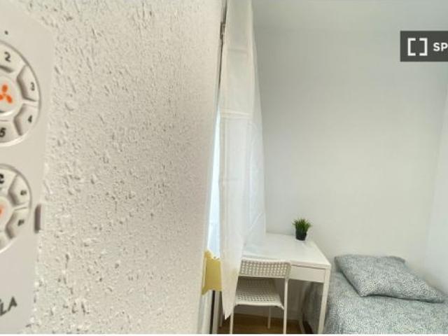 Se alquila habitación en piso compartido de 5 habitaciones en Numancia