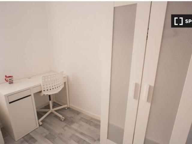Se alquila habitación en piso compartido de 5 habitaciones en Aiora, solo profesionales y estudiante