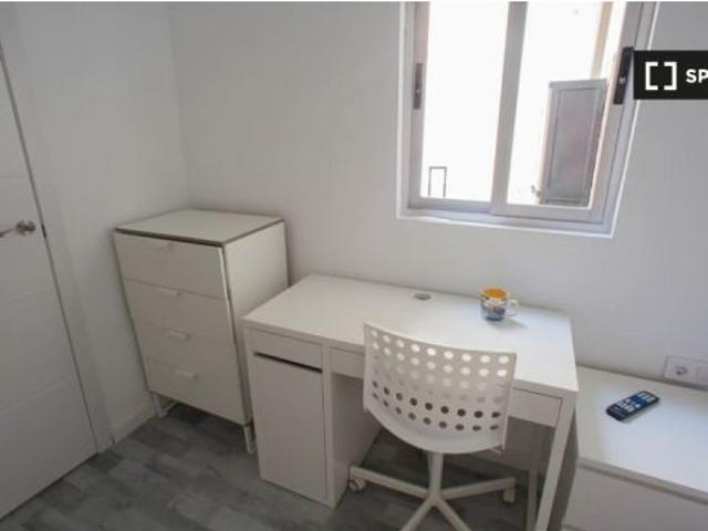 Se alquila habitación en piso compartido de 5 habitaciones en Aiora, solo profesionales y estudiante