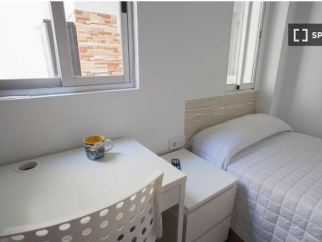 Se alquila habitación en piso compartido de 5 habitaciones en Aiora, solo profesionales y estudiante