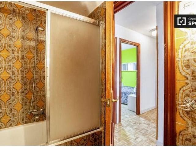 Se alquila habitación en piso compartido de 5 habitaciones en Alcalá de Henares