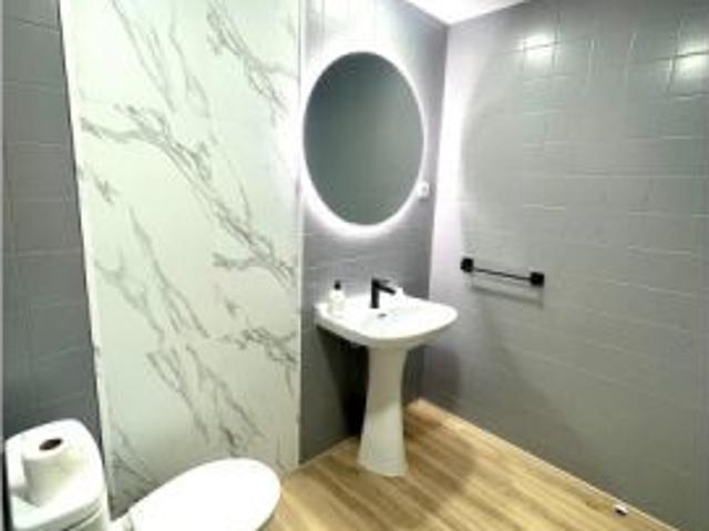 Se alquila habitación en piso compartido de 5 habitaciones en Alicante, gastos incluidos