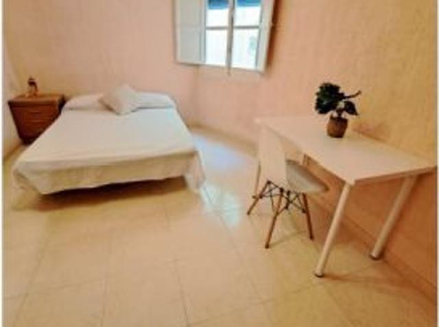 Se alquila habitación en piso compartido de 5 habitaciones en Alicante, todos los gastos incluidos