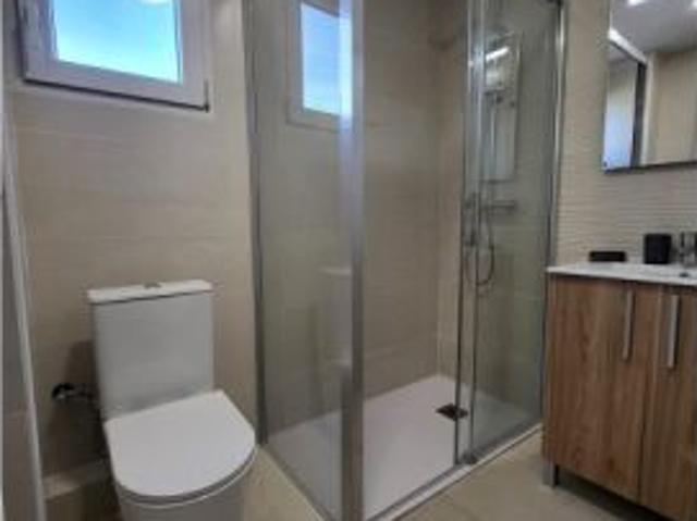 Se alquila habitación en piso compartido de 5 habitaciones en Alicante