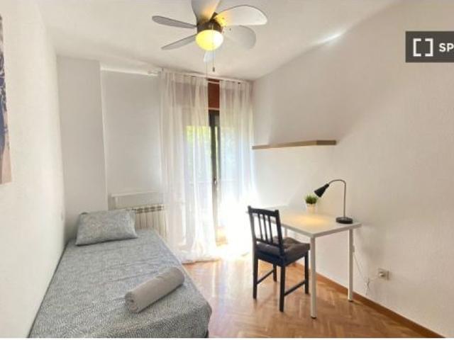 Se alquila habitación en piso compartido de 5 habitaciones en Almenara
