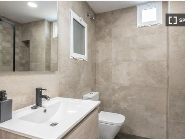 Se alquila habitación en piso compartido de 5 habitaciones en Arrancapins