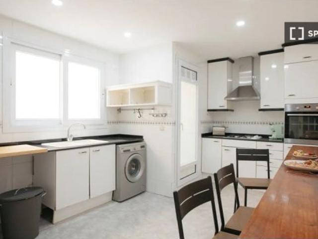 Se alquila habitación en piso compartido de 5 habitaciones en Arrancapins