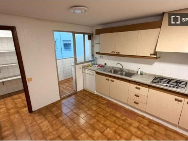 Se alquila habitación en piso compartido de 5 habitaciones en Arrancapins