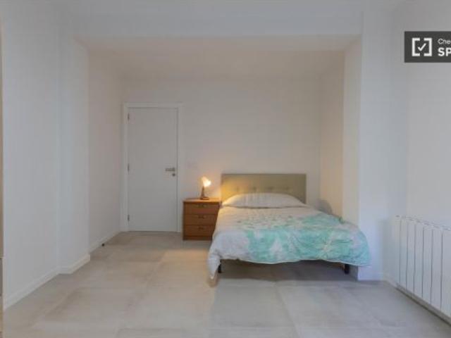 Se alquila habitación en piso compartido de 5 habitaciones en Burjassot, todos los gastos incluidos