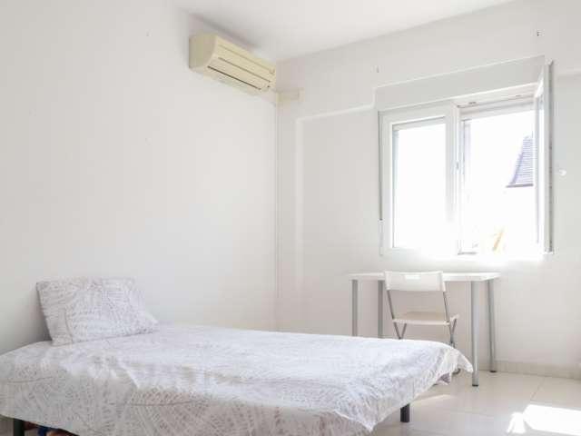 Se alquila habitación en piso compartido de 5 habitaciones en Bellas Vistas