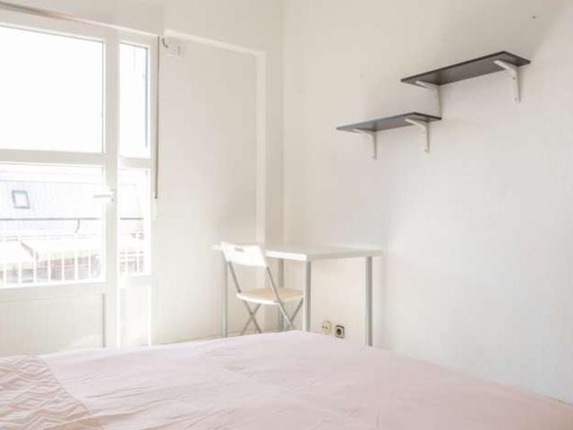 Se alquila habitación en piso compartido de 5 habitaciones en Bellas Vistas