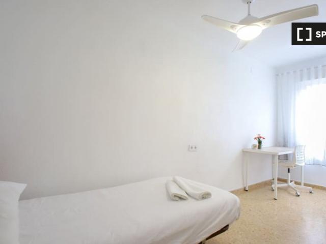 Se alquila habitación en piso compartido de 5 habitaciones en Benimaclet