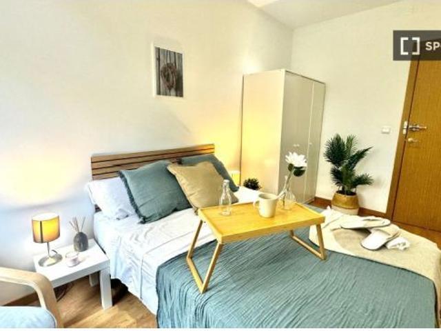 Se alquila habitación en piso compartido de 5 habitaciones en Cuatro Caminos, no parejas