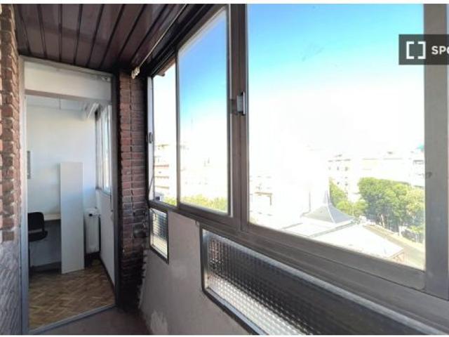 Se alquila habitación en piso compartido de 5 habitaciones en Cuatro Caminos, gastos incluidos