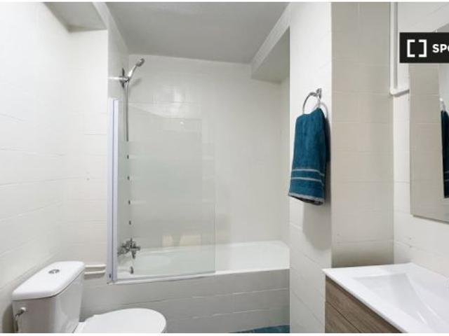 Se alquila habitación en piso compartido de 5 habitaciones en Cuatro Caminos, gastos incluidos