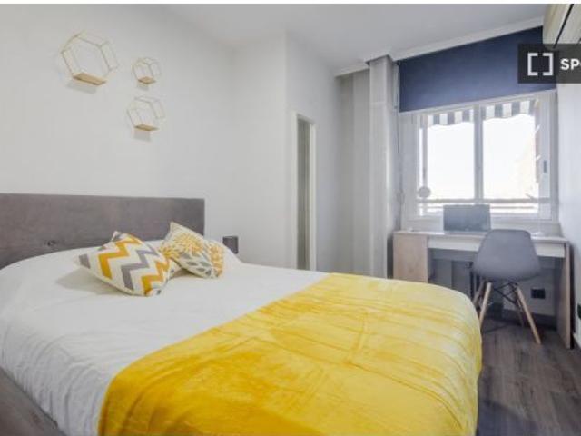 Se alquila habitación en piso compartido de 5 habitaciones en Cuatro Caminos, todos los gastos inclu