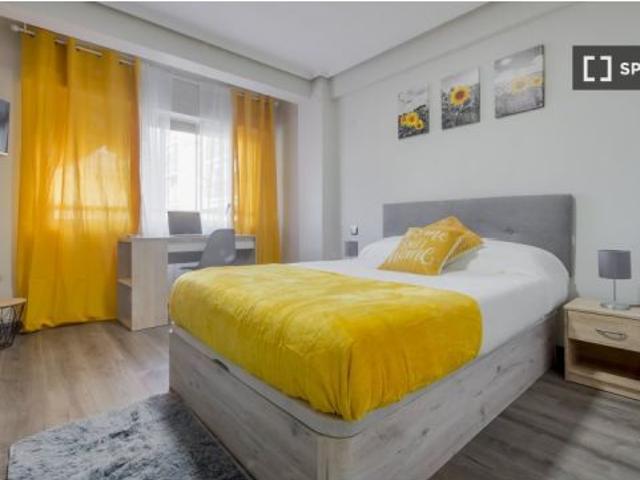 Se alquila habitación en piso compartido de 5 habitaciones en Cuatro Caminos, todos los gastos inclu