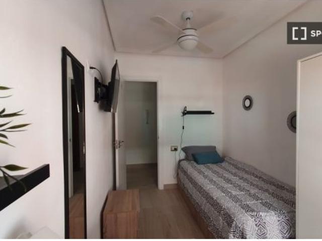 Se alquila habitación en piso compartido de 5 habitaciones en Cabanyal Canyamelar