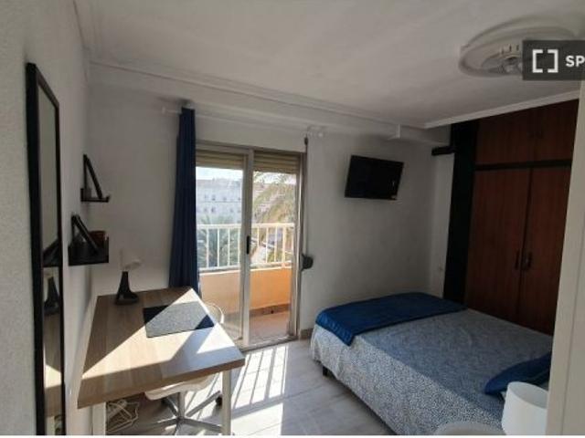 Se alquila habitación en piso compartido de 5 habitaciones en Cabanyal Canyamelar