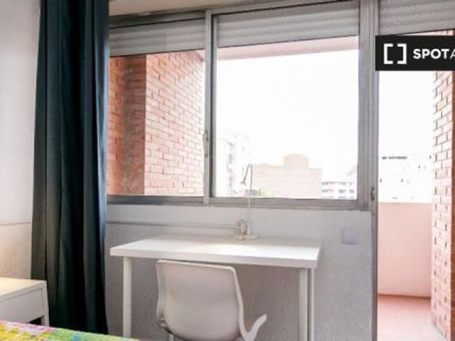 Se alquila habitación en piso compartido de 5 habitaciones en Camino de Ronda