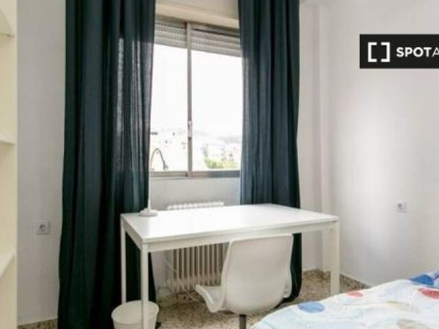 Se alquila habitación en piso compartido de 5 habitaciones en Camino de Ronda
