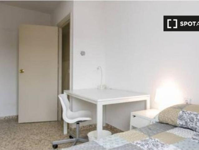 Se alquila habitación en piso compartido de 5 habitaciones en Camino de Ronda
