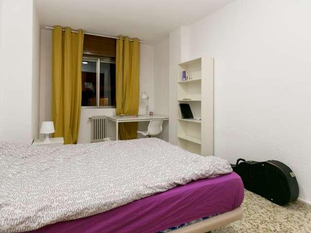 Se alquila habitación en piso compartido de 5 habitaciones en Camino de Ronda